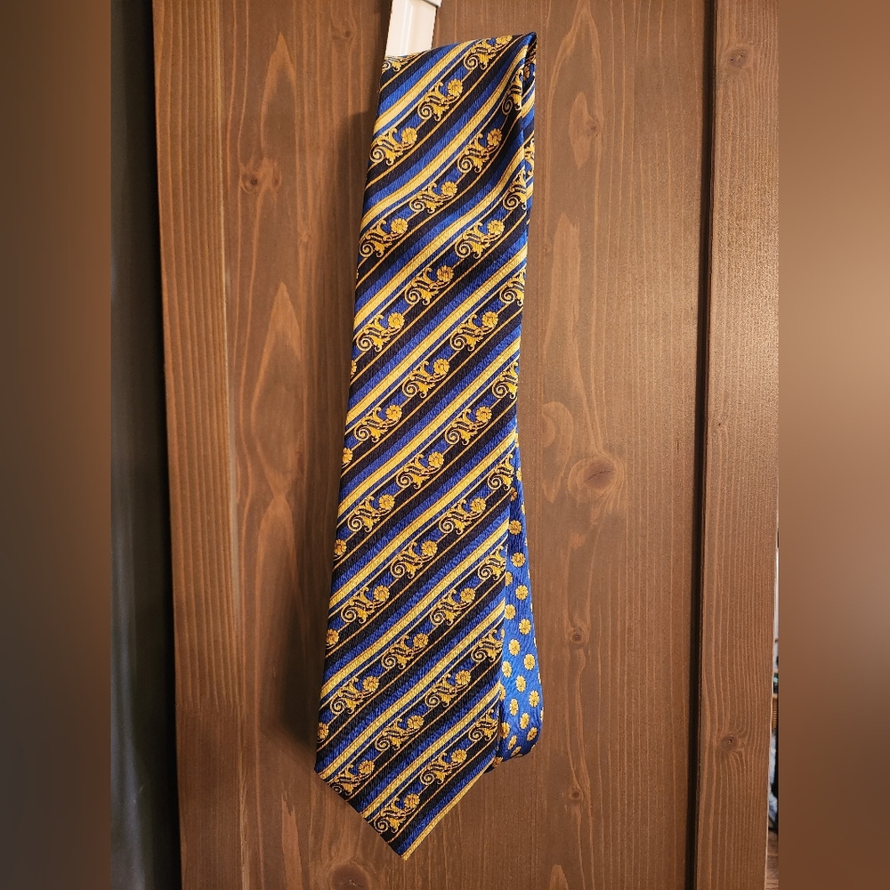 Vintage Versace Blue and Gold Patterned Silk Tie